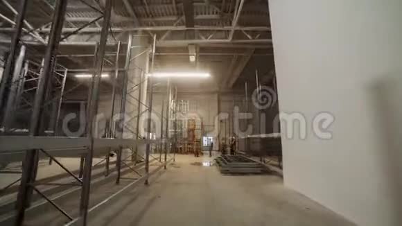 建筑商安装金属架时的移动视频的预览图