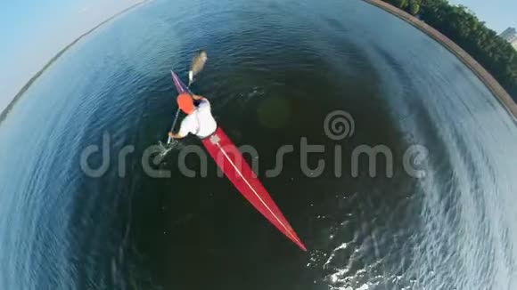 一个人横渡湖畔的俯视图视频的预览图