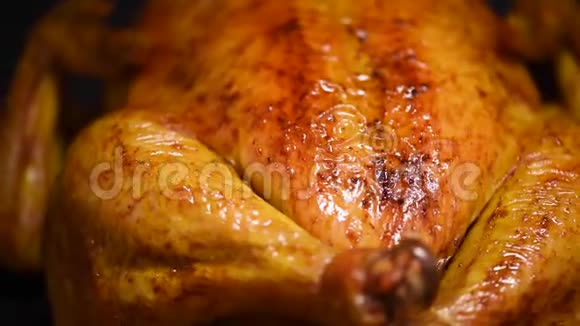 自制烤鸡上旋转背景慢镜头拍摄家庭晚餐视频的预览图