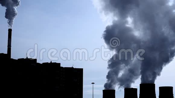 蓝天背景上的工业工厂环境污染的概念视频的预览图