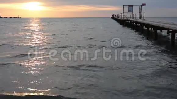 傍晚海上日落在码头的右侧视频的预览图