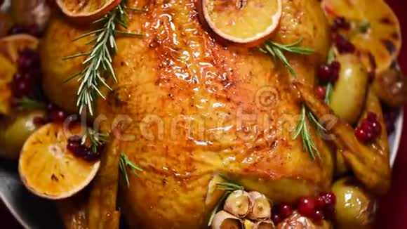 圣诞家庭晚餐烤鸡用草药橙子蔓越莓旋转背景慢镜头拍摄视频的预览图