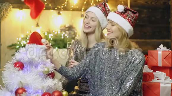 圣诞快乐新年快乐两个金发女孩和圣诞装饰品女朋友庆祝新年派对视频的预览图
