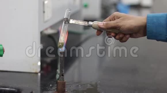 液体溢出同时加热蓝色化学物质在试管中变成绿色Benedict试验阳性视频的预览图