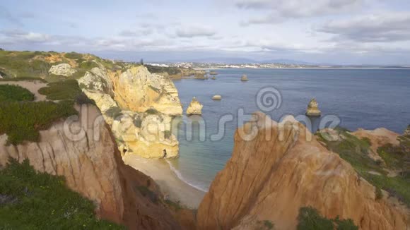 葡萄牙拉各斯与大西洋相连的普拉亚多卡米洛海滩悬崖视频的预览图