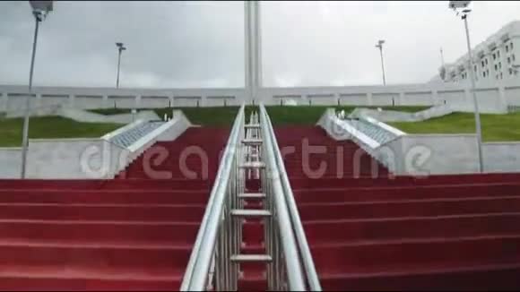 红色的楼梯通向高高的纪念碑有人形举杯视频的预览图