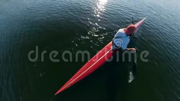 一个人驾驶皮艇的俯视图视频的预览图