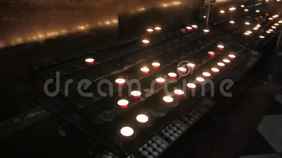 在教堂里祈祷蜡烛视频的预览图
