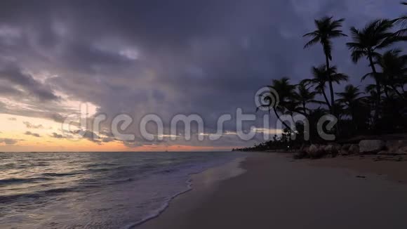 在热带岛屿海滩放松加勒比海日出多米尼加共和国蓬塔卡纳视频的预览图