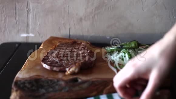 酋长用刀切肉视频的预览图