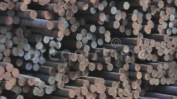 圆形金属坯金属坯圆坯金属管金属仓库视频的预览图