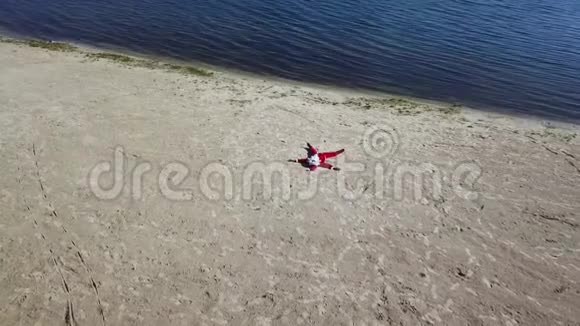 圣诞老人躺在沙滩上上景相机移动到水线视频的预览图