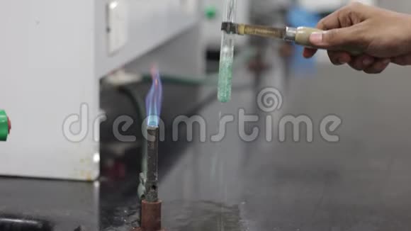 液体溢出同时加热蓝色化学物质在试管中变成绿色Benedict试验阳性视频的预览图