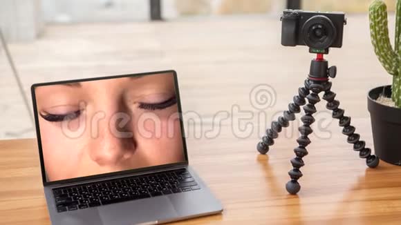 在笔记本电脑上放大视频屏幕上有美女的眼睛视频的预览图