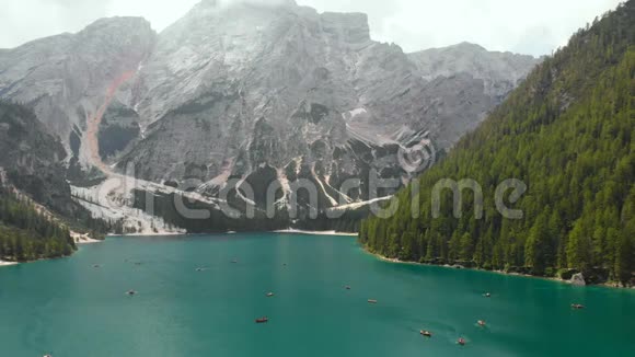 空中山湖舟自然岩石视频的预览图