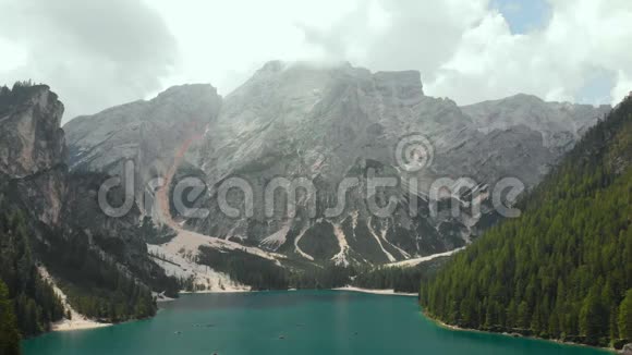 空中山湖舟自然岩石视频的预览图