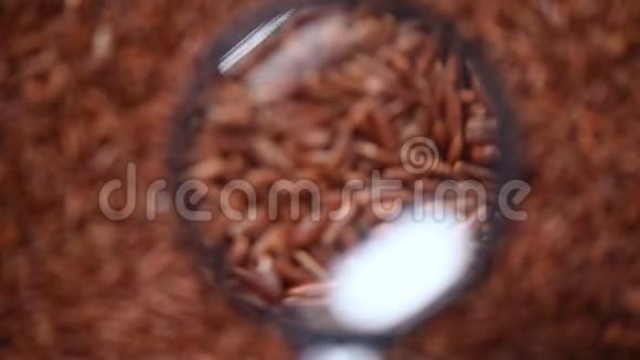 生有机米浆果糙米混合质地上旋转背景食品配料概念俯视图健康视频的预览图