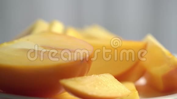 大柿子和小柿子摆在旋转的盘子里视频的预览图