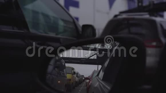 在侧镜的轮渡视野中汽车排队装货视频的预览图