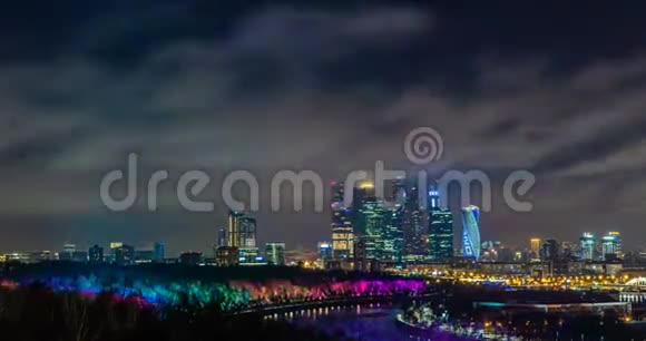 莫斯科晚景时间流逝莫斯科上空夜空中快速飞舞的云彩4K美丽的夜景从视频的预览图