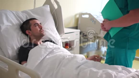 中风后康复重病人一名残疾青年躺在床上与医生交谈视频的预览图