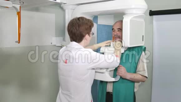 使用全景和头影X射线扫描仪对老年患者进行牙齿检查视频的预览图