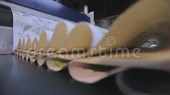 工厂生产壁纸壁纸工厂输送机上的壁纸视频的预览图