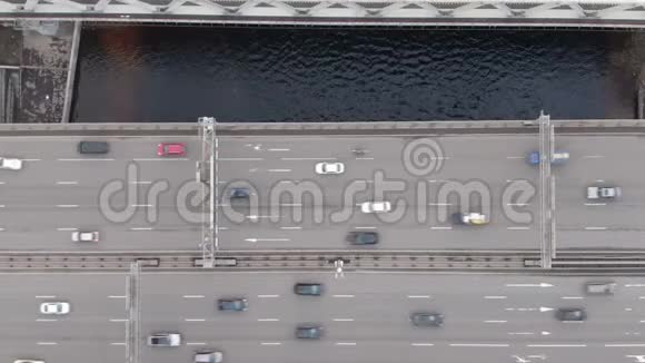 多罗戈米洛夫斯基大桥靠近莫斯科市视频的预览图