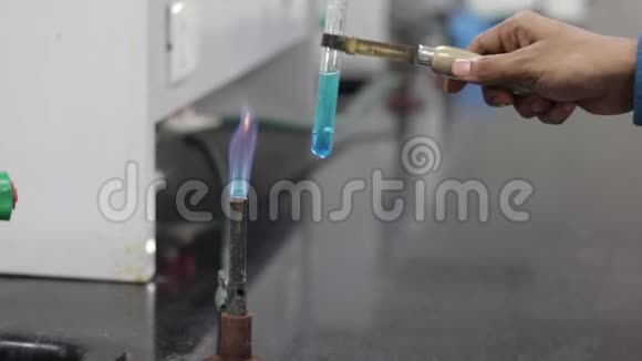 将试管中的蓝色化学物质加热到绿色本尼迪克特化学实验室测试呈阳性视频的预览图