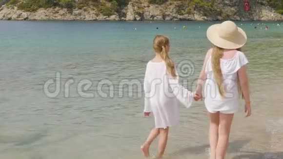 儿童情侣女友漫步海滨后景视频的预览图