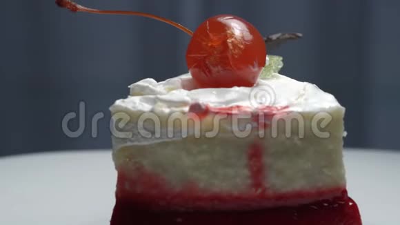 红白樱桃蛋糕盘子上有巧克力视频的预览图