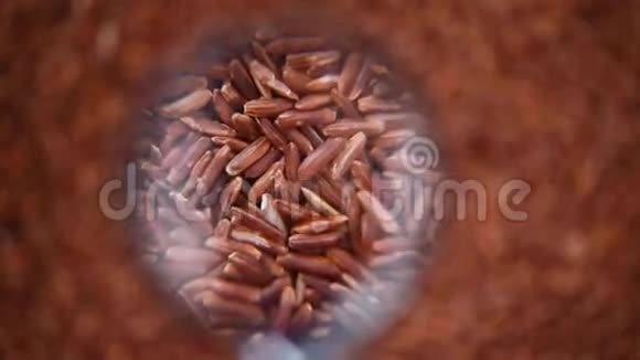 生有机米浆果糙米混合质地上旋转背景食品配料概念俯视图健康视频的预览图