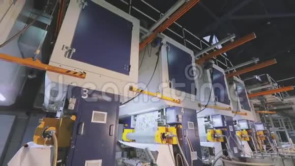 壁纸生产厂壁纸生产线现代壁纸生产厂视频的预览图