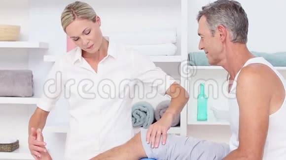 医生给她的病人按摩膝盖视频的预览图