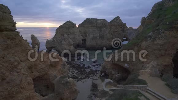 葡萄牙拉各斯的大西洋上的庞塔达皮达海悬崖视频的预览图