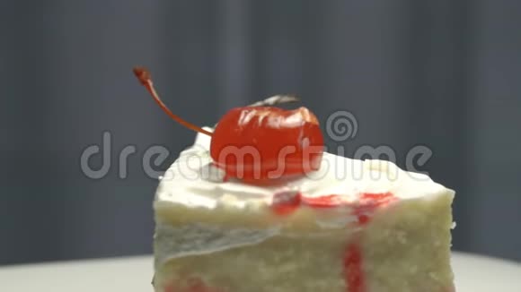 蛋糕片上面有红樱桃和黑巧克力视频的预览图