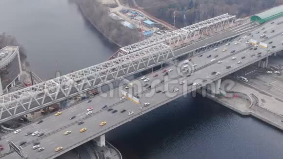 多罗戈米洛夫斯基大桥靠近莫斯科市视频的预览图