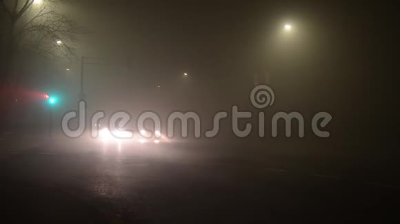 汽车在雾蒙蒙的道路上夜间能见度差汽车和卡车在浓雾中在城市的街道上困难和极端的博士视频的预览图