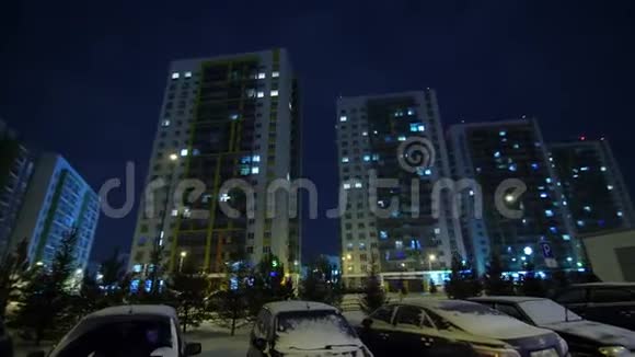 冬季夜晚街道上有窗户的公寓楼视频的预览图