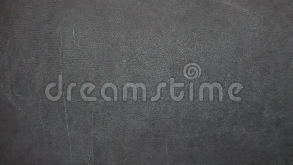 合上字书写粉笔在黑板上用粉笔沿轮廓划动视频的预览图