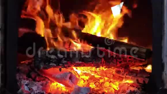 街边壁炉着火的宏观录像柴禾燃烧得很漂亮放松舒适和壁炉的气氛会视频的预览图