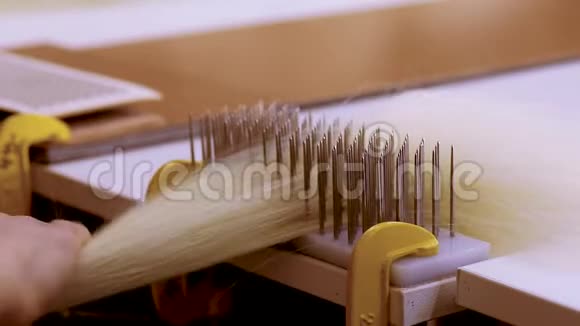 在制作假发时梳头工厂假发生产工艺视频的预览图