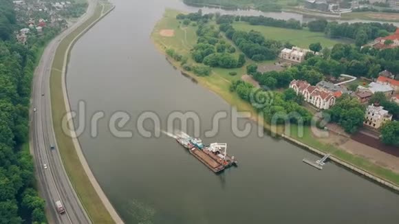 拖船和驳船这艘货船在夏天在河道上航行视频的预览图