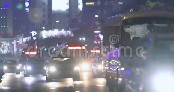 汽车在雨中行驶车灯在车内闪烁大城市的夜间交通视频的预览图
