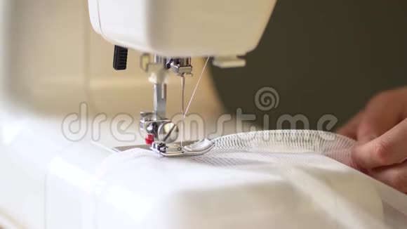 缝纫工艺裁缝把透明的窗帘装在缝纫机上关闭视野视频的预览图
