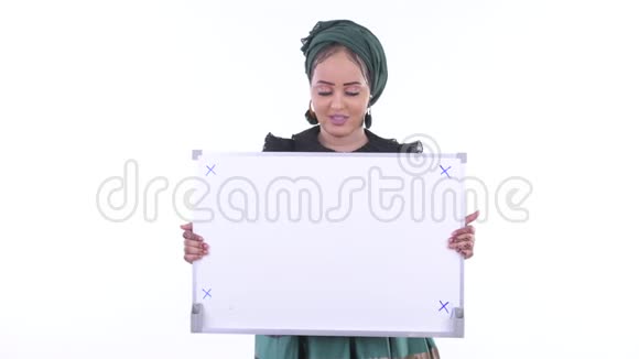 快乐的年轻非洲穆斯林妇女拿着白板得到好消息视频的预览图