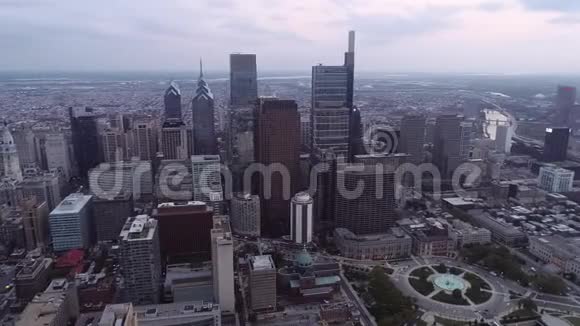 费城天际线背景二的摩天大楼和商业区洛根广场喷泉大教堂视频的预览图