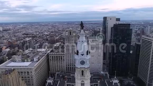费城市政厅大楼和威廉彭的铜像宾夕法尼亚州视频的预览图