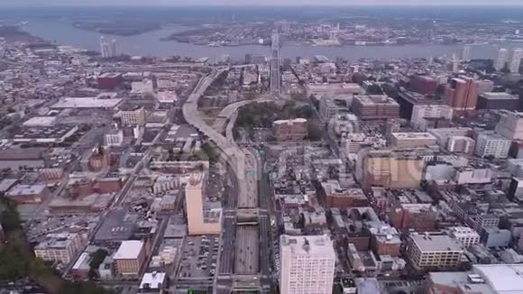 费城维恩街高速公路特拉华河的城市景观本富兰克林大桥背景视频的预览图