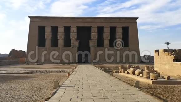美丽的丹德拉寺或哈霍尔寺的废墟埃及丹德拉古埃及神庙附近视频的预览图